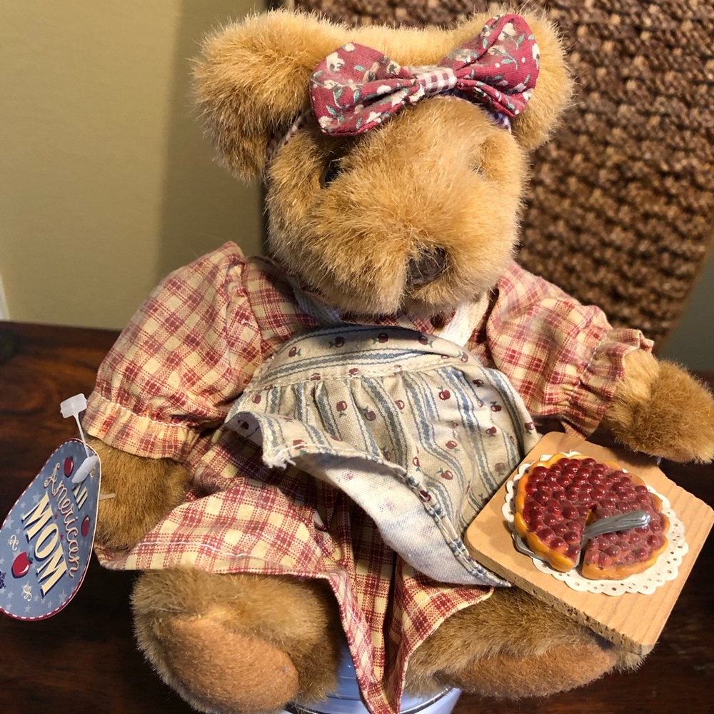 Russ Mama Bear W/ Baked Cherry Pie 7”